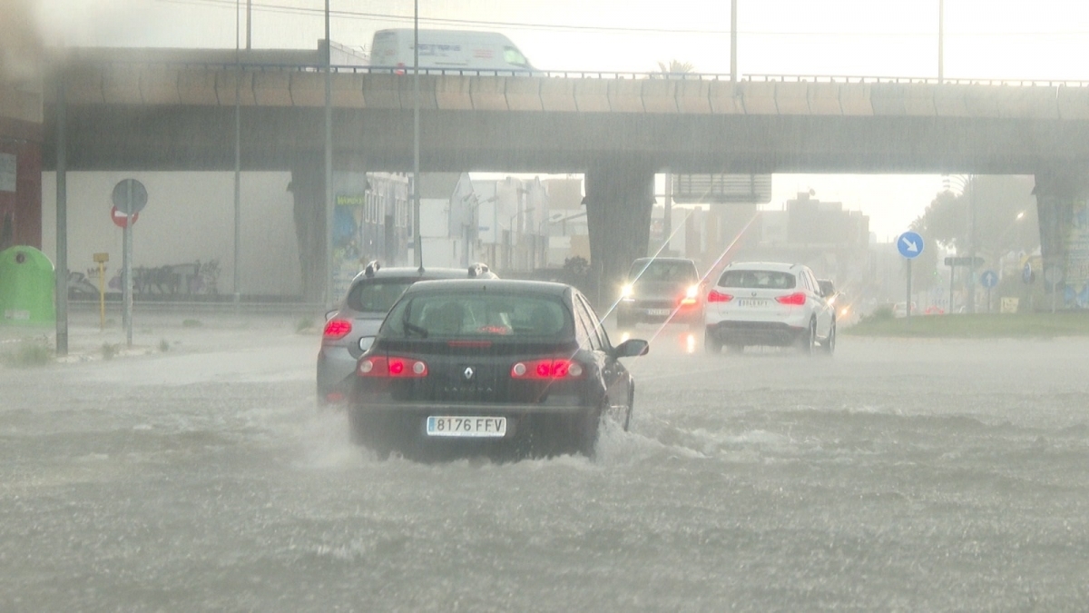 Emergencias pide precaución ante la alerta de lluvia con nivel rojo en Valencia y naranja en Alicante