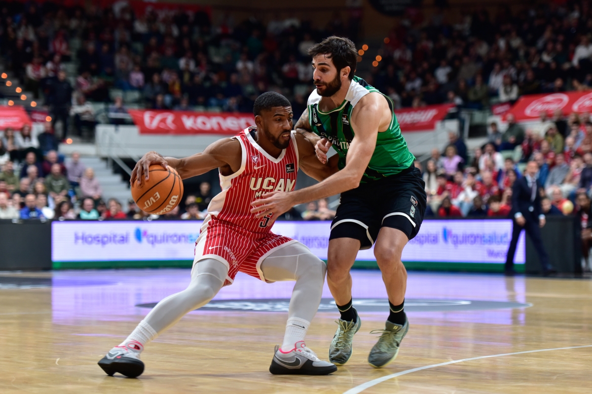 El UCAM CB se queda con el tercer puesto al ganar un intenso choque y sonríe en la caldera del Palacio