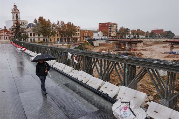 Aemet mantiene hasta las 6 horas del lunes el aviso rojo en el litoral de Valencia