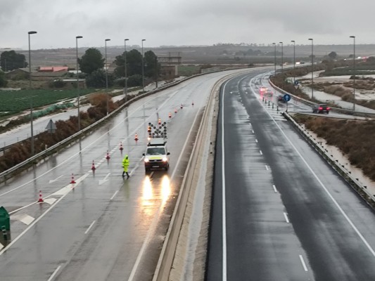 La Aemet activa la alerta roja en el Valle del Guadalentín, Lorca y Águilas: la lluvia deja desprendimientos en carreteras y corta carriles