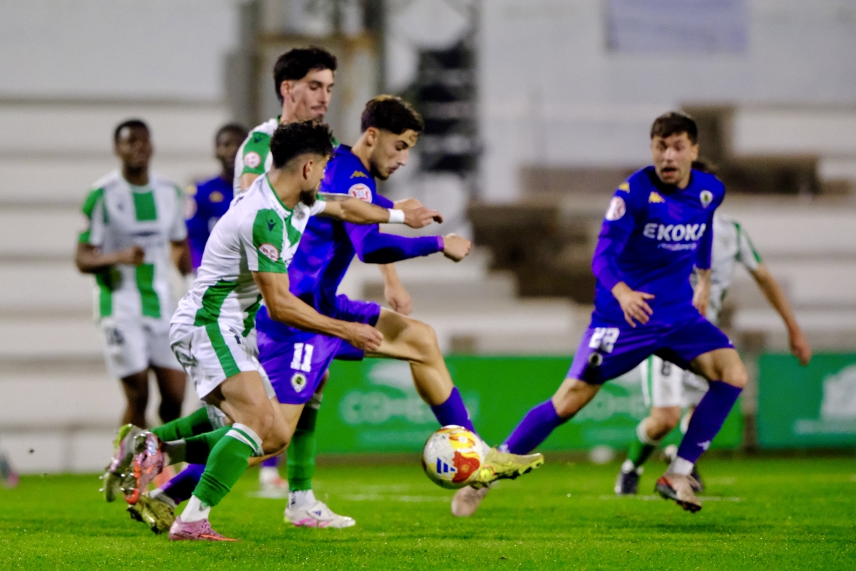 Ropero y Aranda disputan un balón - Foto: LOF Ropero y Aranda disputan un balón