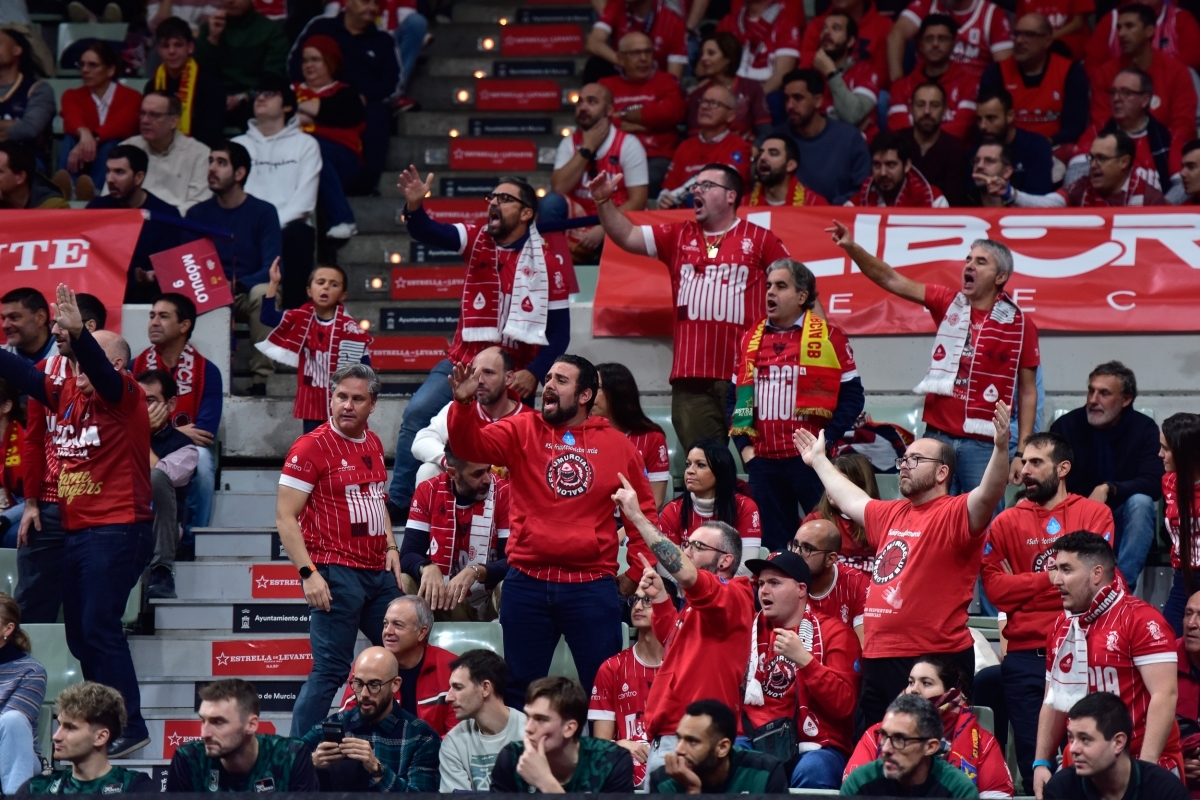Aficionados del UCAM CB durante el partido frente al Joventut. - Foto: JAVIER BERNAL IMQUALITY