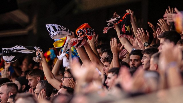 Aficionados del Valencia agotan los abonos de media temporada en la grada de animación