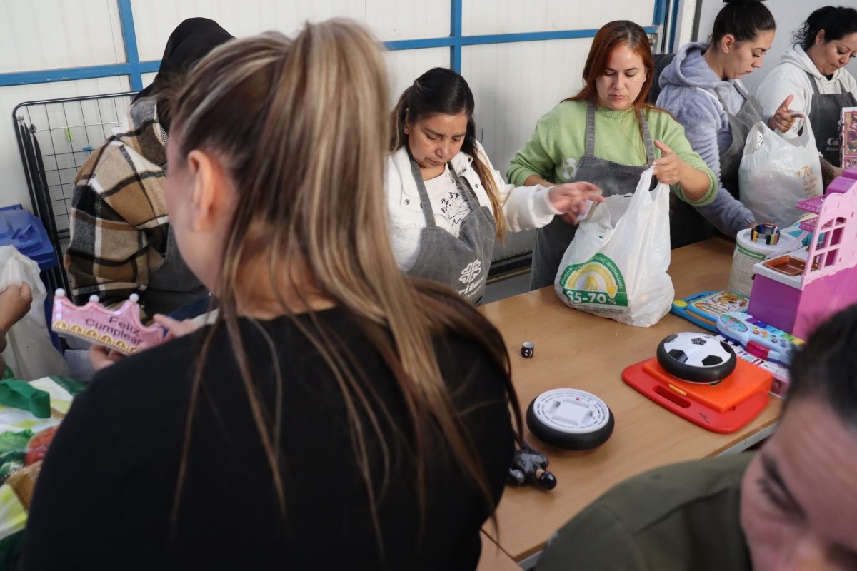 Cáritas y ELIS Murcia reparten ilusión a 2.300 menores de la Región dando una segunda vida a los juguetes