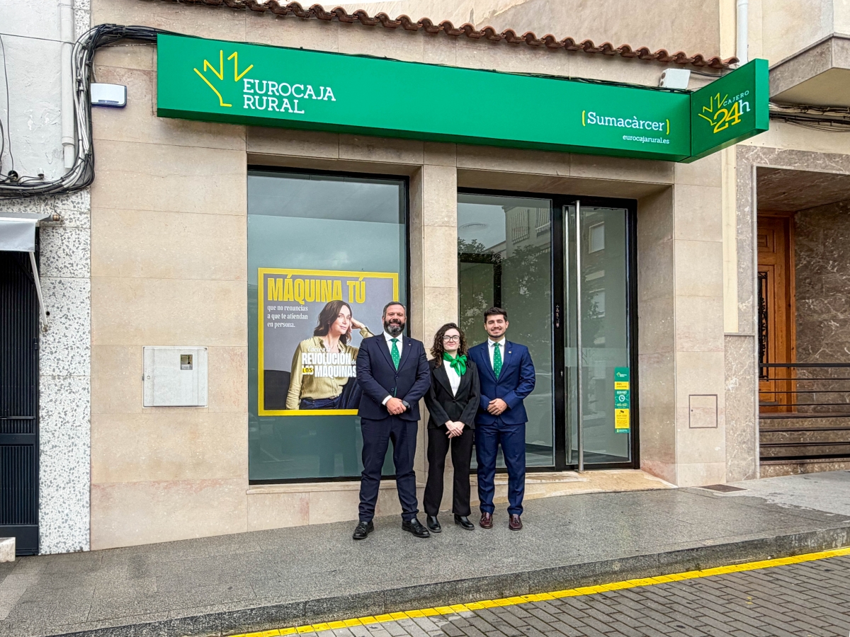 Carlos Martín-Salas, Irene Tormo y David Hervás en la oficina de Sumacàrcer. - Foto: EUROCAJA RURAL