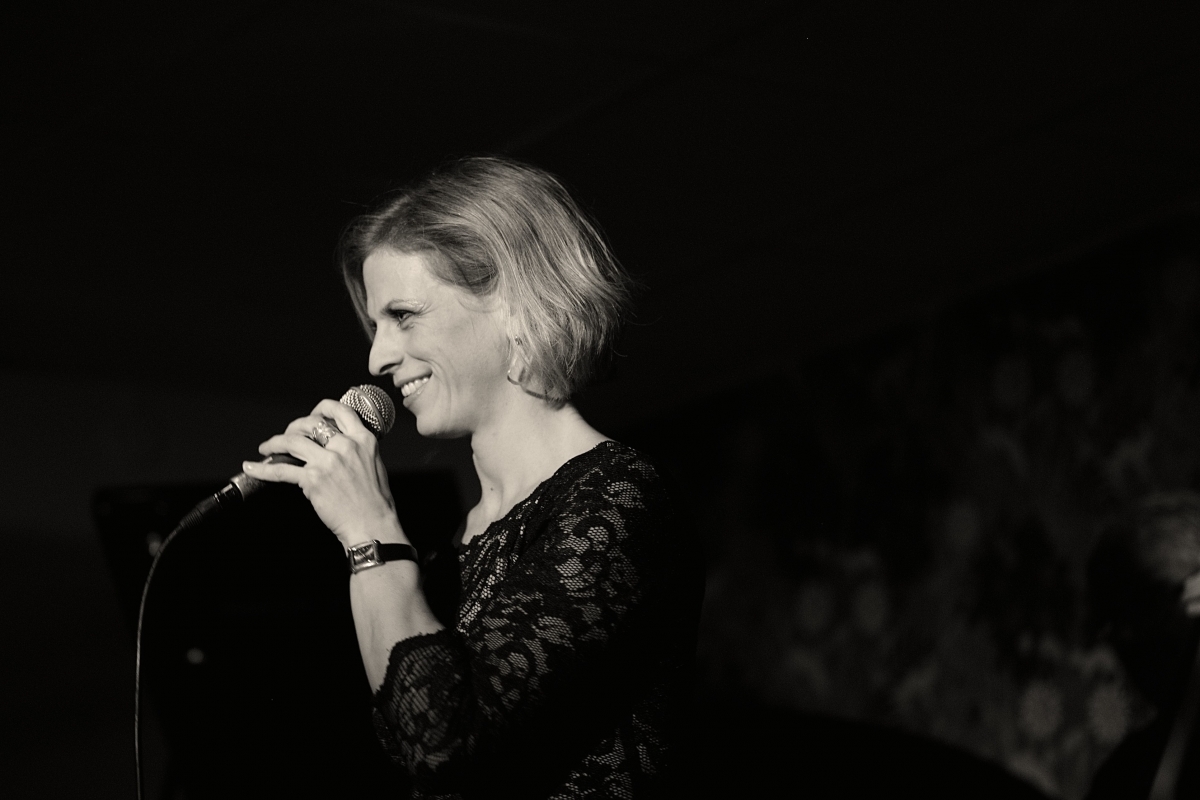 Anna Pauline, vocalista de jazz: 