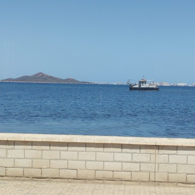 Un barco fondeado frente al paseo marítimo de Los Nietos levanta las quejas de los vecinos