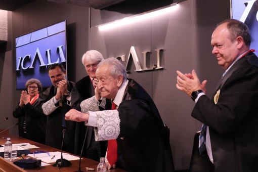 Manuel Caballero recibe la Cruz al Mérito en el Servicio de la Abogacía