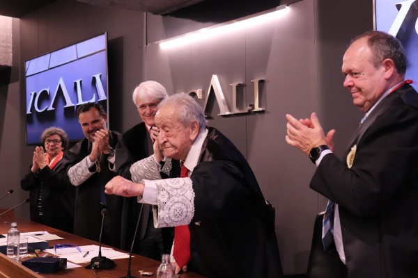 Manuel Caballero recibe la Cruz al Mérito en el Servicio de la Abogacía