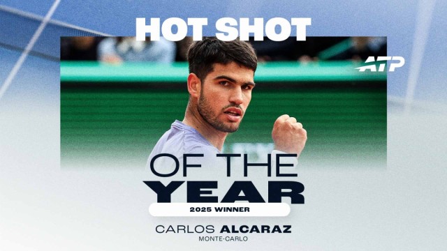 Alcaraz firma el mejor punto del año con un globo entre las piernas en Montecarlo