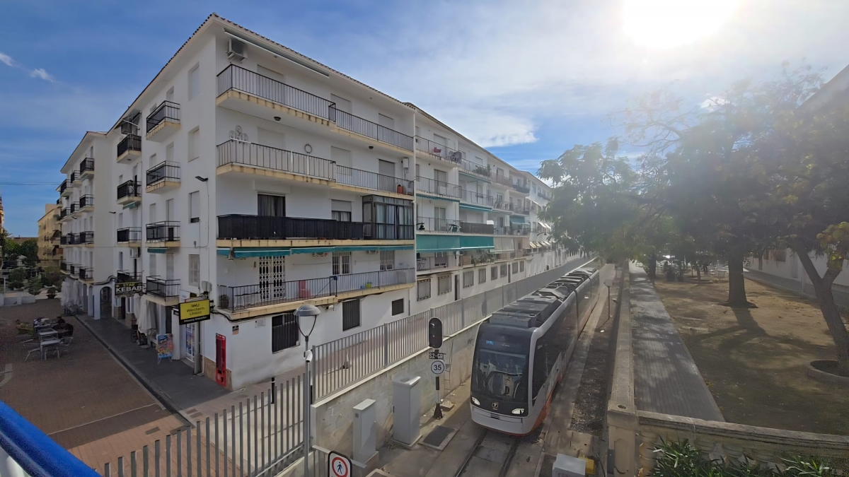 Las vías separan en dos partes el centro urbano de Altea - Foto: GUILLEM IVARS Las vías separan en dos partes el centro urbano de Altea