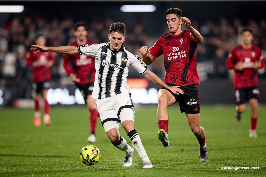 Camara desatasca al Castellón con un doblete que le acerca a la zona de ascenso directo 