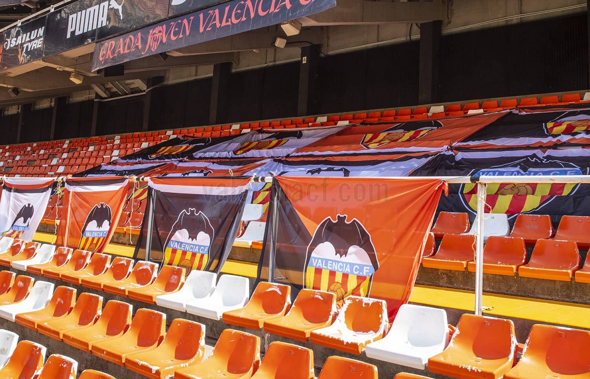 Aficionados del Valencia agotan los abonos de media temporada en la grada de animación