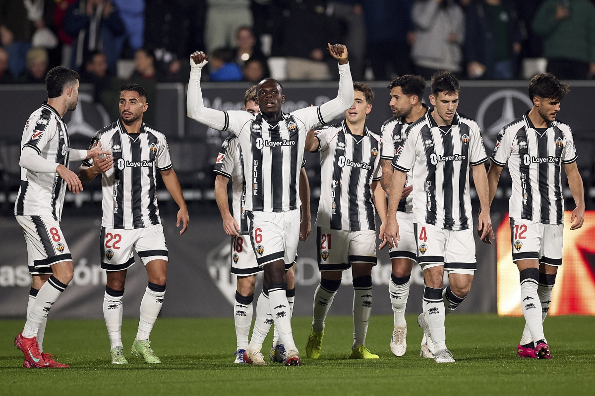 Camara desatasca al Castellón con un doblete que le acerca a la zona de ascenso directo 