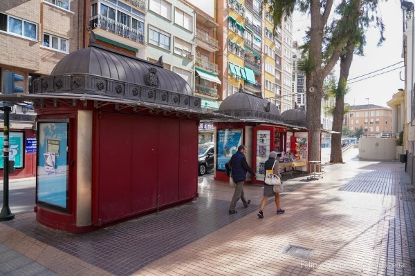 Luz verde inicial a la ordenanza de quioscos en Cartagena: más usos, concesiones de hasta 20 años y críticas por falta de consenso