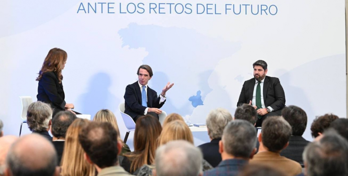 José María Aznar y Fernando López Miras, junto con Tati García. - Foto: PP José María Aznar y Fernando López Miras, junto con Tati García.