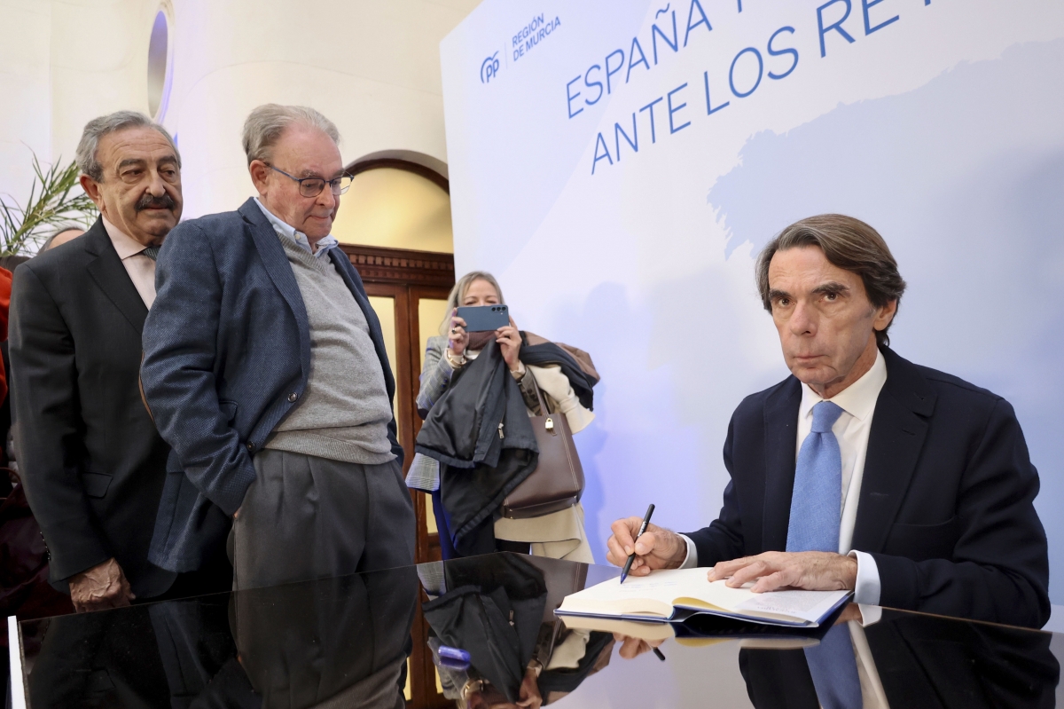 José María Aznar firma ejemplares de su libro. - Foto: JUAN CARLOS CAVAL / EFE José María Aznar firma ejemplares de su libro.