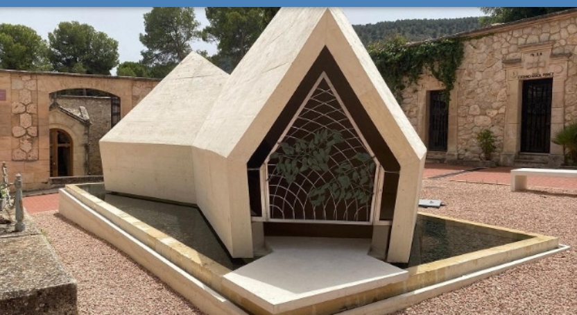 Polémica en Alcoy por la grabación de una serie porno en la que aparece el mausoleo de Camilo Sesto