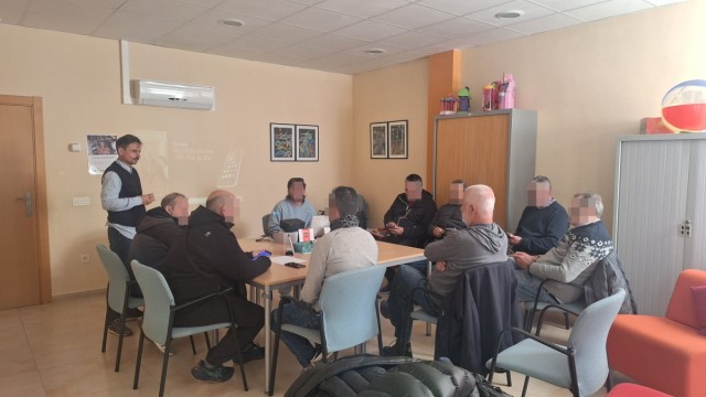Vila-real reforça la formació digital de persones en procés de rehabilitació amb un curs al Centre de Dia