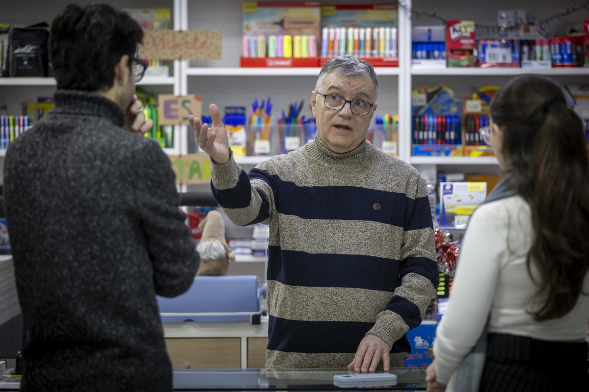 Toni en su papelería de Paiporta.