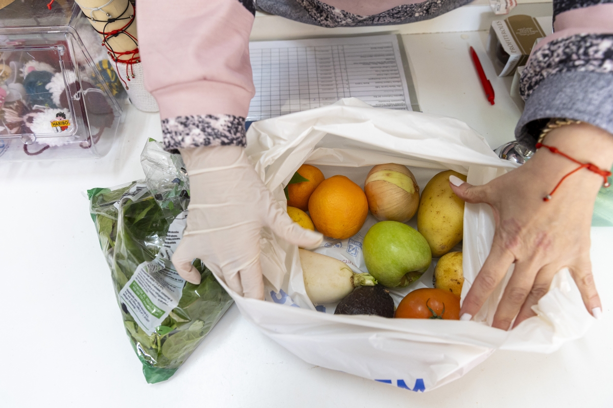 Comida para donar en el punto de apoyo social de Paiporta.