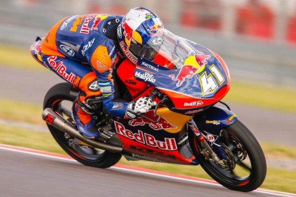 Brad Binder, líder del mundial, asume el control en Moto3