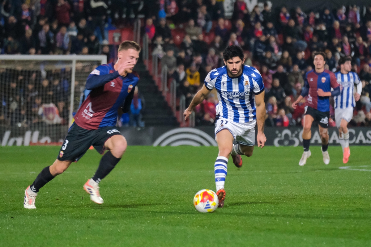 Floris Smand y Gonçalo Guedes pelean un balón - Foto: EFE Floris Smand y Gonçalo Guedes pelean un balón