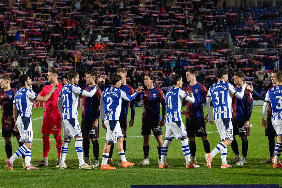 Los onces iniciales de ambos conjuntos se saludan - Foto: EFE Los onces iniciales de ambos conjuntos se saludan