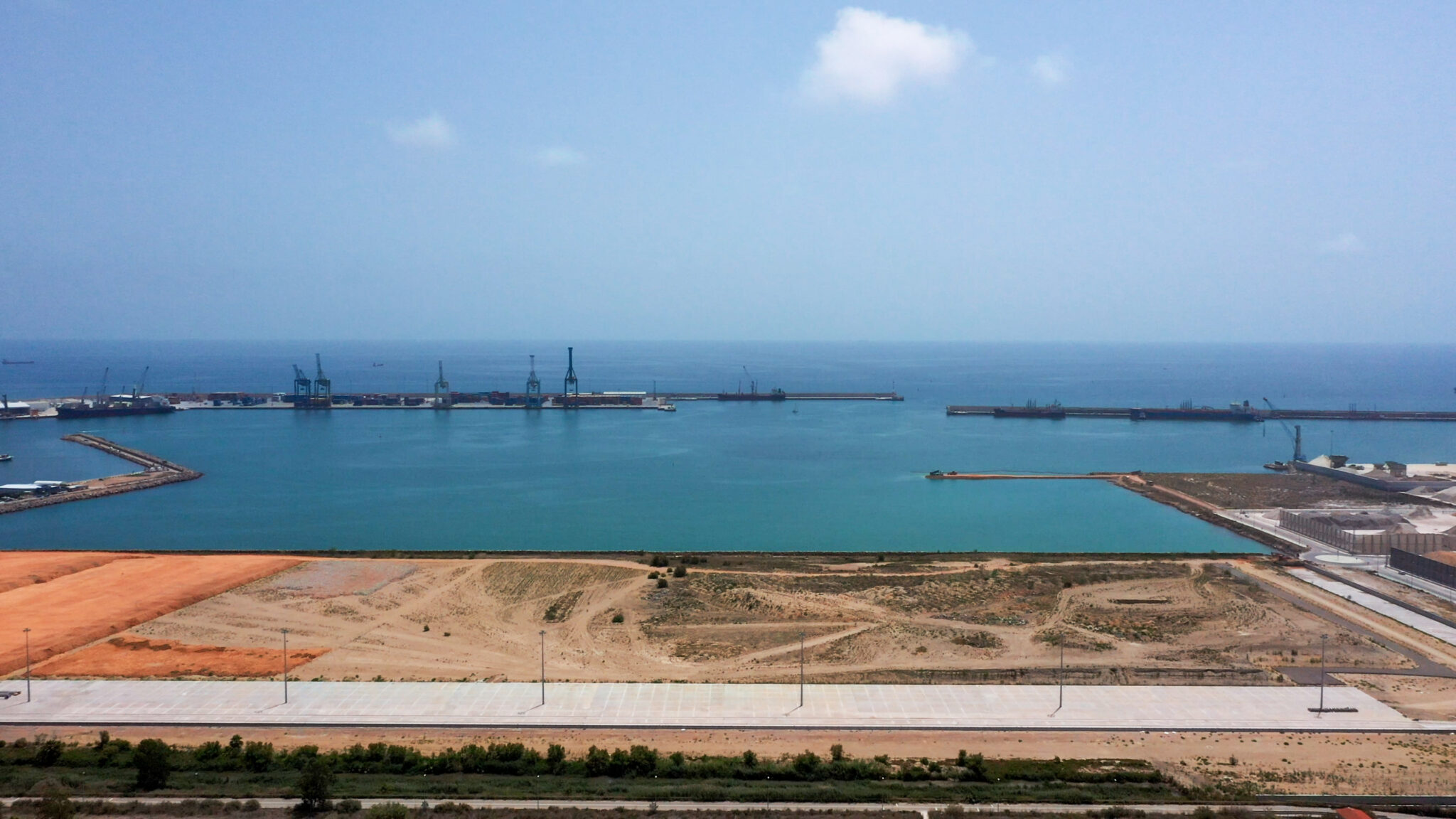 Siete empresas optan a la asistencia del proyecto de ampliación del muelle de la dársena sur