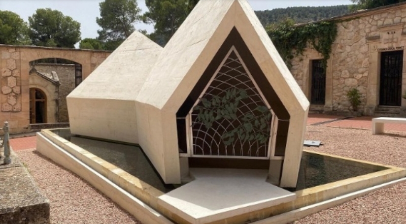 Alcoy estudia denunciar a la productora que grabó imágenes en la tumba de Camilo Sesto y aparecen en una serie porno