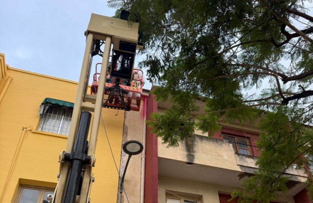San Vicente retira restos fibrocemento del edificio municipal de la calle Balmes antes de demolerlo
