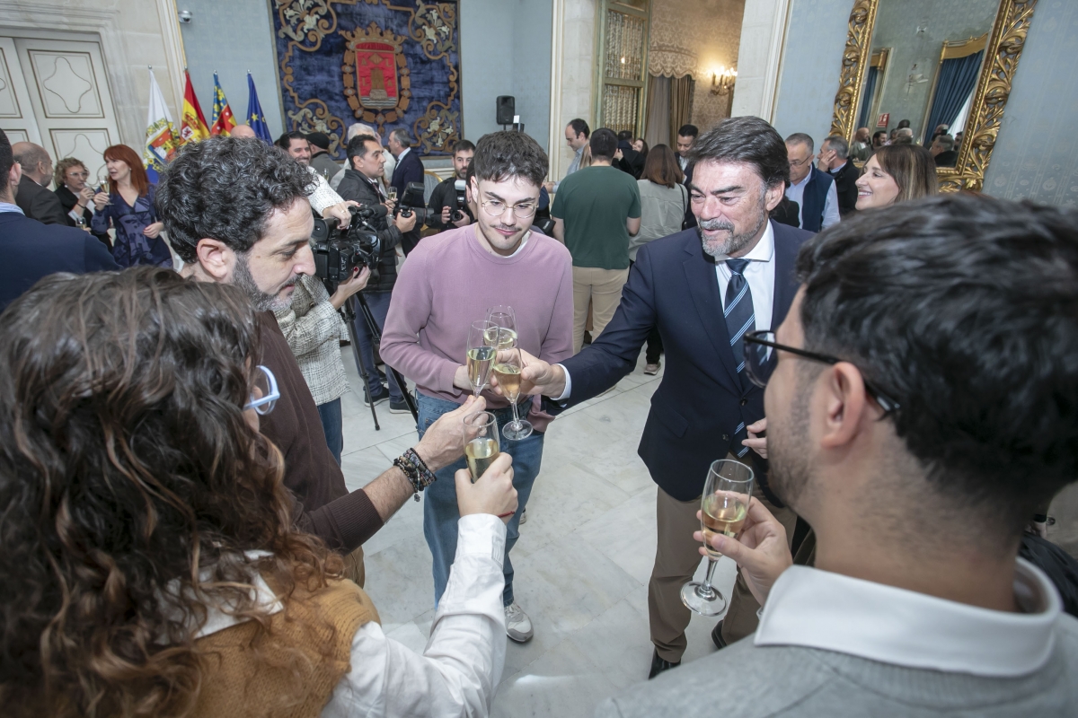 Brindis navideño en Alicante en reconocimiento a la 