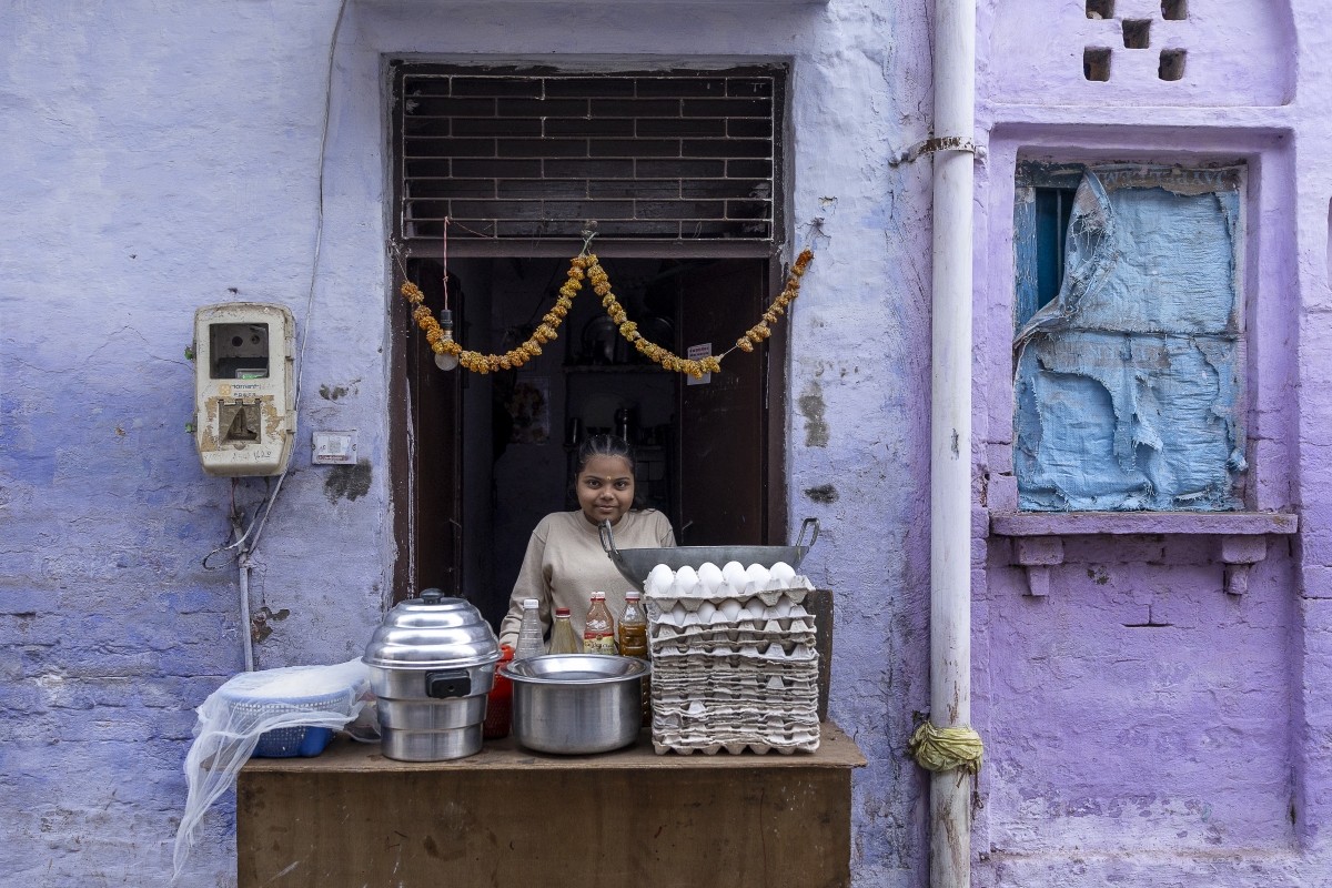 Una joven vendiendo huevos 