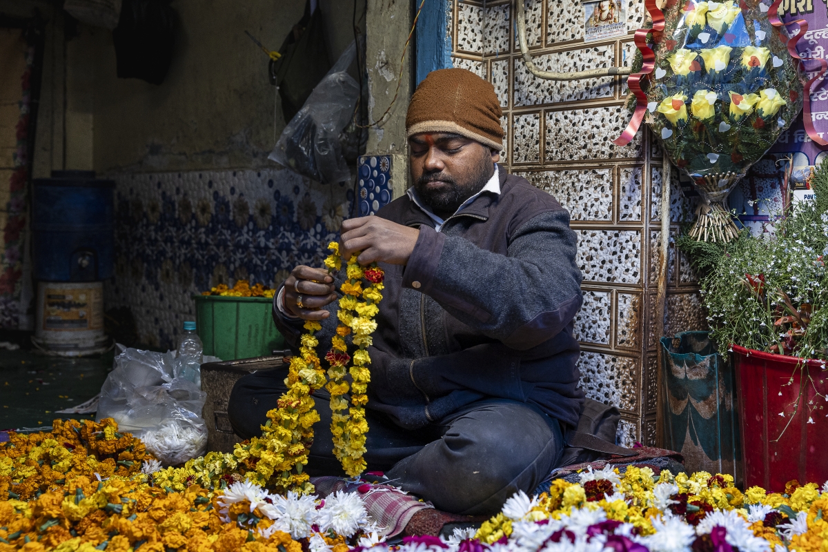 Un hombre haciendo guirnaldas 