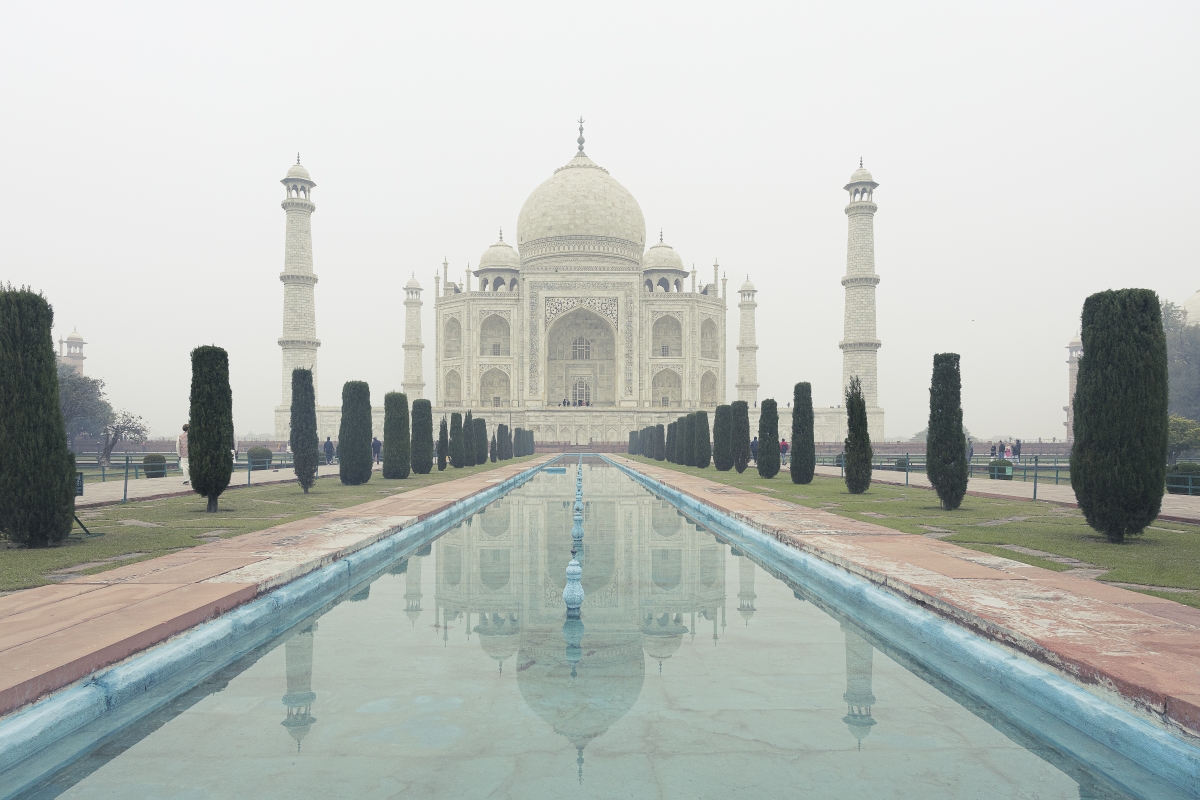 El Taj Mahal con la bruma de la mañana 