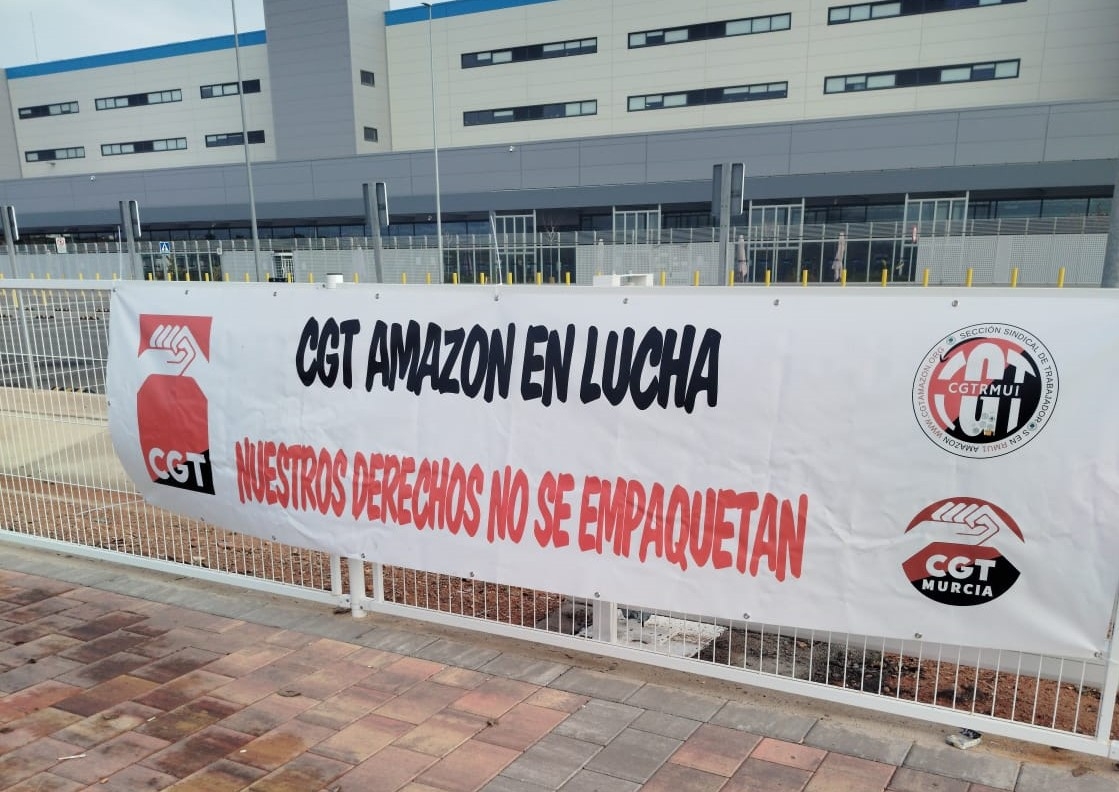 La plantilla de Amazon protesta a las puertas del centro logístico de Corvera. - Foto: COMITÉ HUELGA AMAZON La plantilla de Amazon protesta a las puertas del centro logístico de Corvera.
