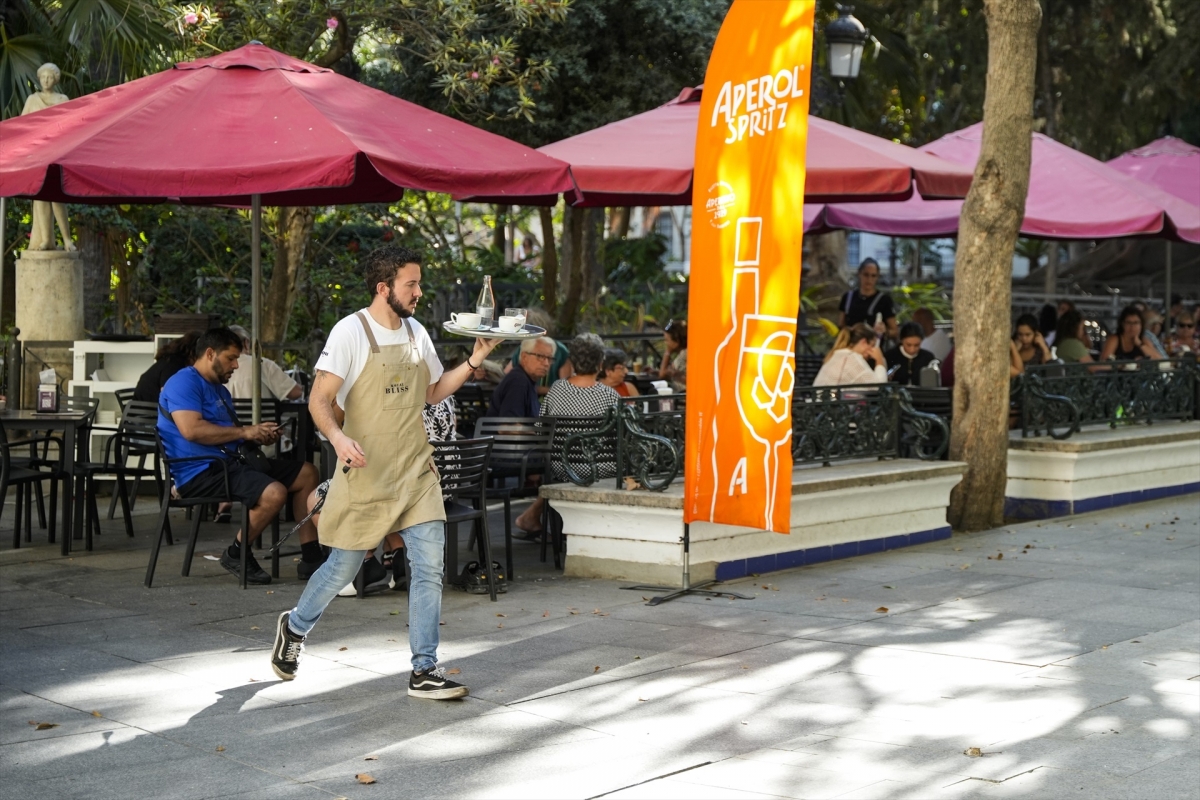 Las ventas del sector servicios moderan su crecimiento en octubre al 4,7% y suman 19 meses de alzas