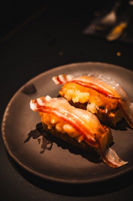 Montadito de gamba de Cullera con papada ibérica, en Serralunga Wine Bar