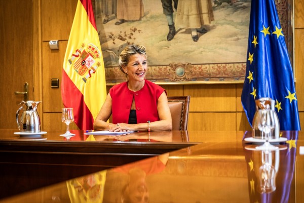 Yolanda Díaz urge a regularizar 500.000 migrantes y recuerda al PSOE que Zapatero 