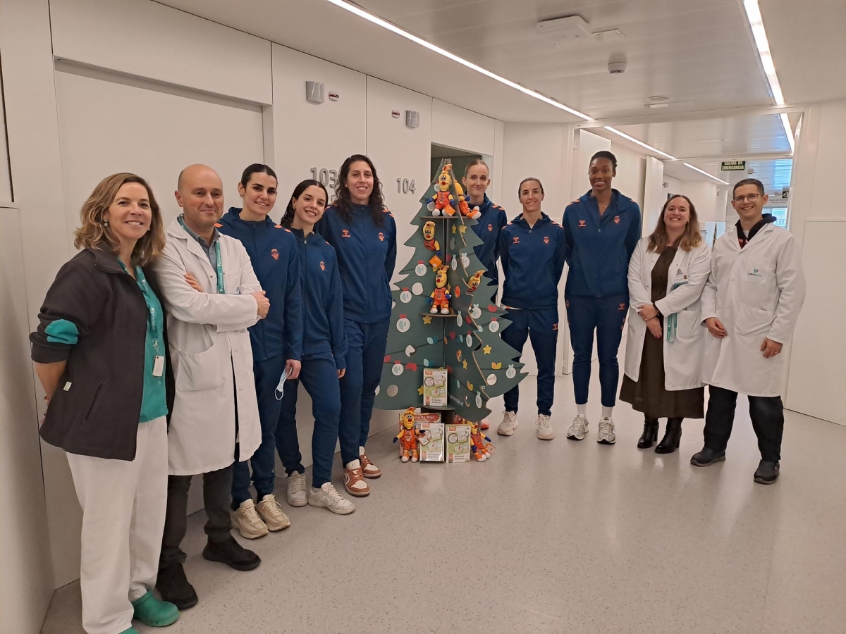 El Hospital Quirónsalud Valencia y el Valencia Basket llevan la ilusión navideña a sus pacientes pediátricos