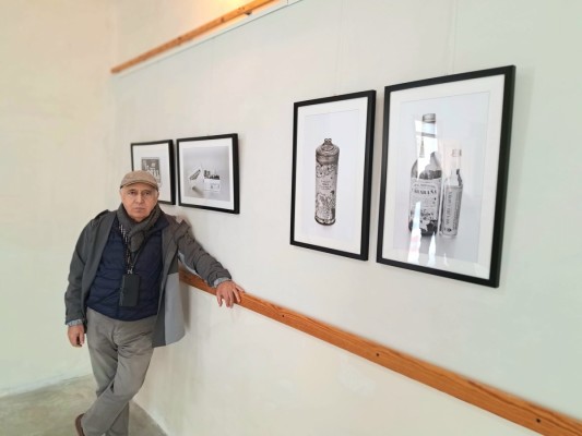 Damián Lajara expone en Albudeite sus fotografías de fármacos retirados desde 1900, algunos con cocaína, y de remedios naturales