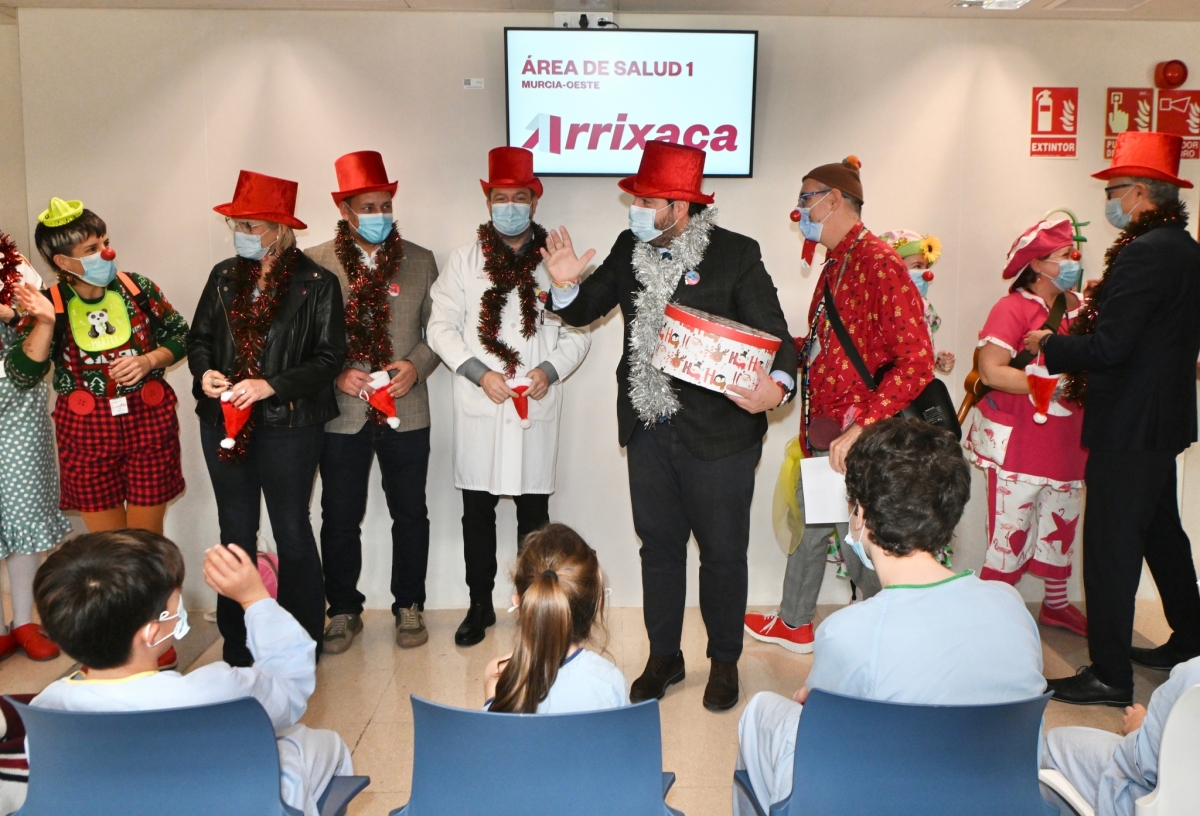 Los niños ingresados en el Hospital Materno-Infantil del Virgen de la Arrixaca celebran la Navidad con los 'payasos de hospital'