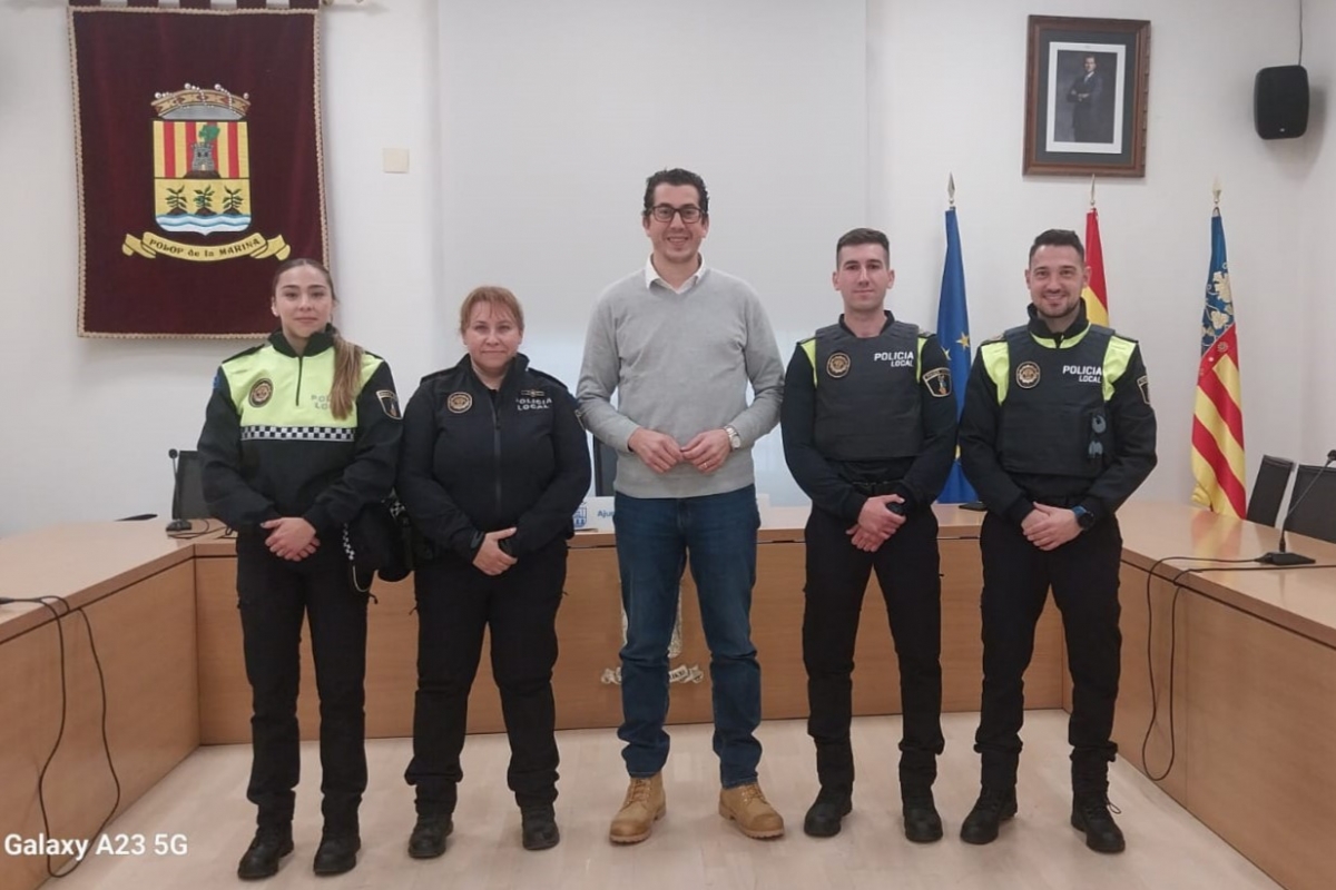 Polop recupera el servicio nocturno de la Policía Local tras la incorporación de tres nuevos agentes