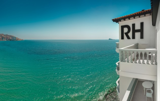 El presidente de RH Hoteles, José Hernández, comparte con estudiantes de derecho su experiencia empresarial y el papel clave del asesoramiento jurídico