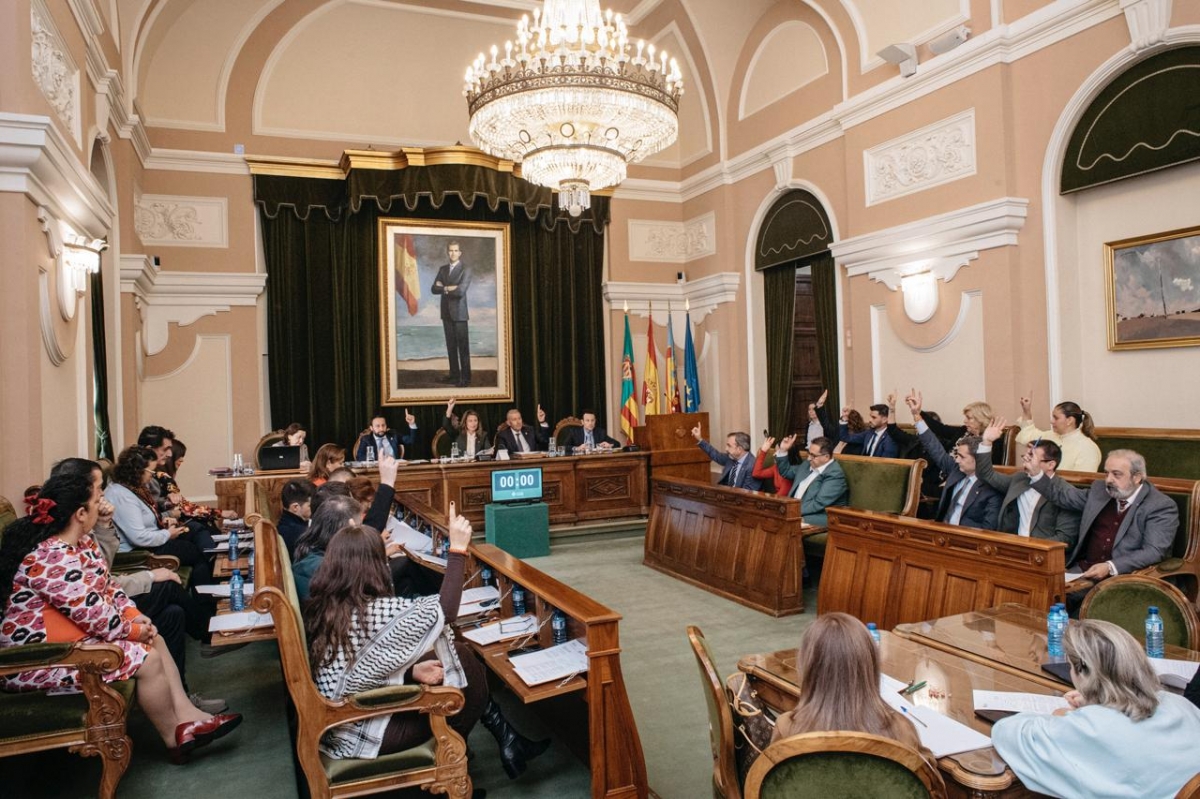 La corporación municipal vota un punto del orden del día en el pleno de diciembre.