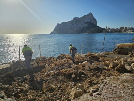 Calp inicia las obras de reconstrucción del muro del Paseo Marítimo de la Fossa dañado por el temporal
