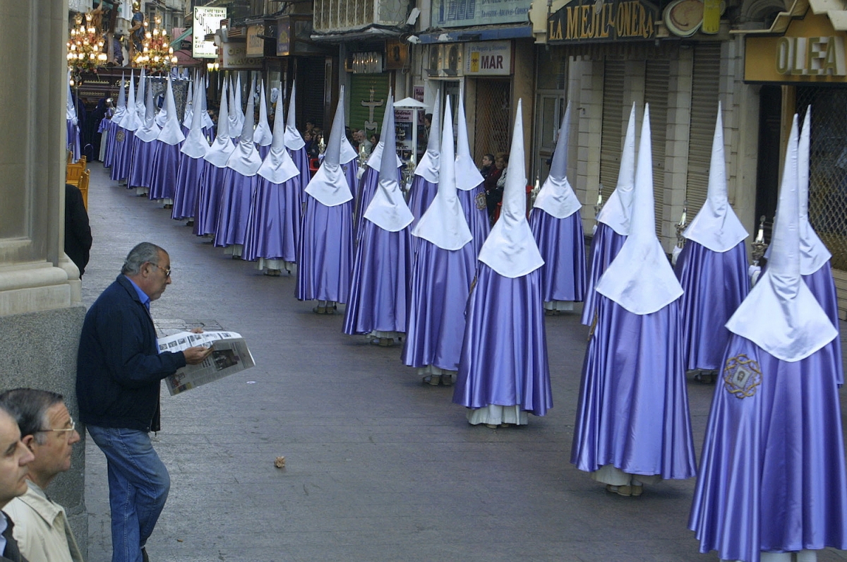 La mirada honesta de Carlos Gallego tras el retrato de una época: el Archivo Regional expone 90 fotografías del fotoperiodista