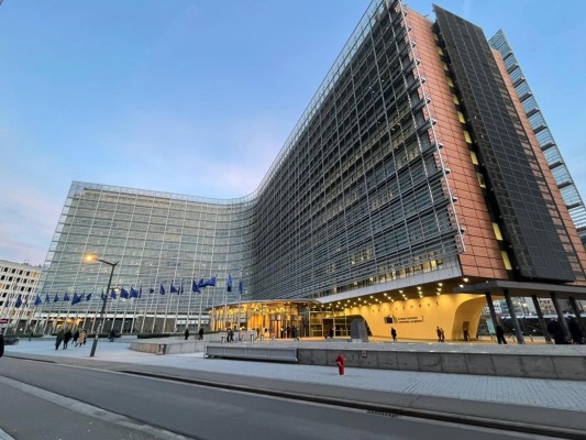 La UE da luz verde a la prohibición progresiva de la importación de gas ruso desde 2027