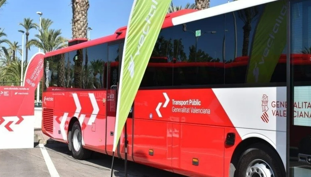 Estudiantes de Elche recogen más de 1.800 firmas para la mejora del transporte a la Universidad de Alicante