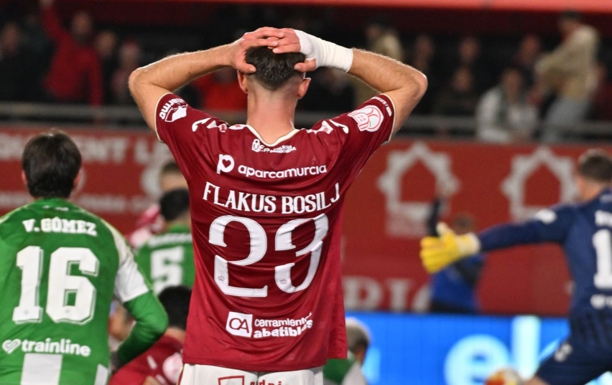 El Murcia da la talla pero cae frente al Betis con un penalti y un autogol delante de ¡31.436 espectadores!